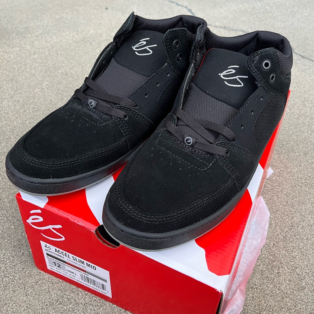 NWT - És accel slim Mid - black red - mens size 12